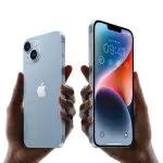 Duas mãos segurando os novos modelos do IPhone 14. Foto: Apple Brasil