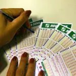 Pessoa fazendo jogos da Mega-Sena. Foto: Marcello Casal Jr./Agência Brasil