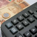 Calculadora e dinheiro. Foto: Marcello Casal/Agência Brasil