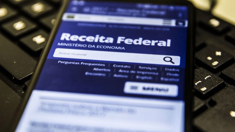 Celular com a tela no site da Receita Federal. Foto: Marcello Casal Jr/Agência Brasil