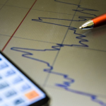 Gráfico e caneta representando balanço. Foto: Marcello Casal/Agência Brasil