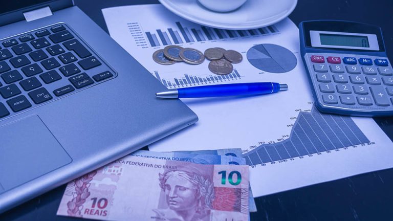 Conceito de finanças com moeda real do Brasil. Foto: Adobe Stock