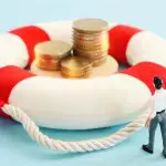 Boneco caminhando até uma bóia com moedas