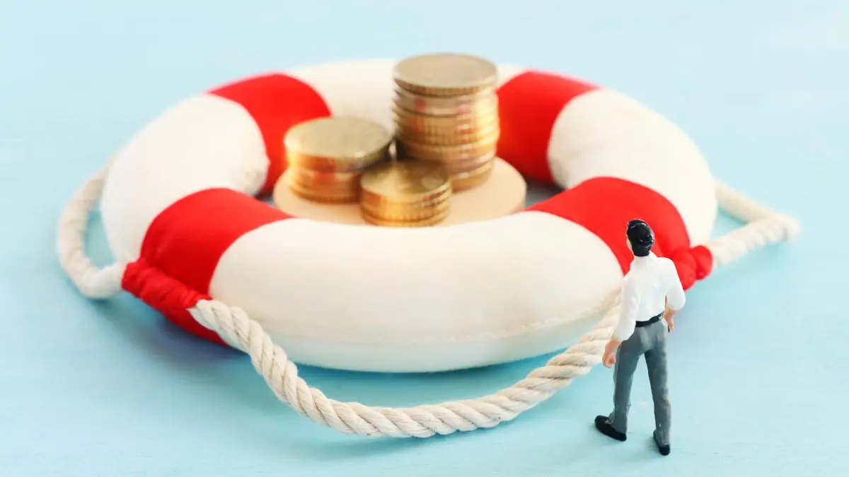 Boneco caminhando até uma bóia com moedas