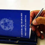 Carteira de trabalho. Foto: Marcello Casal Jr./Agência Brasil