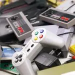 Fotografia de controles de videogame e cartuchos de jogos para consoles