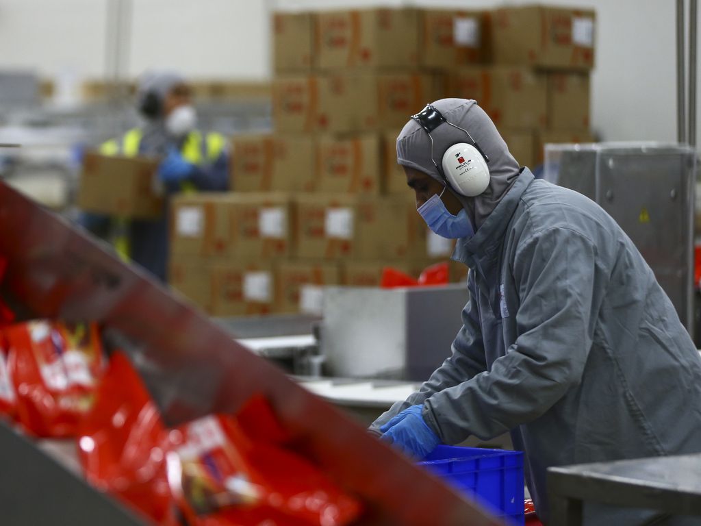 Produção industrial volta a desacelerar e cai 0,6% em abril joao.santos@estadao.com