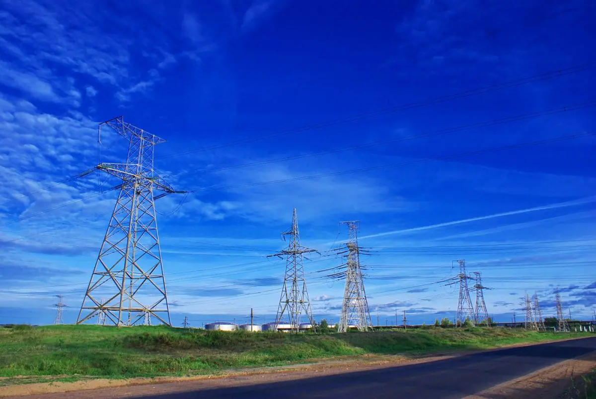 Fotografia representando setor de energia elétrica com torres e fios