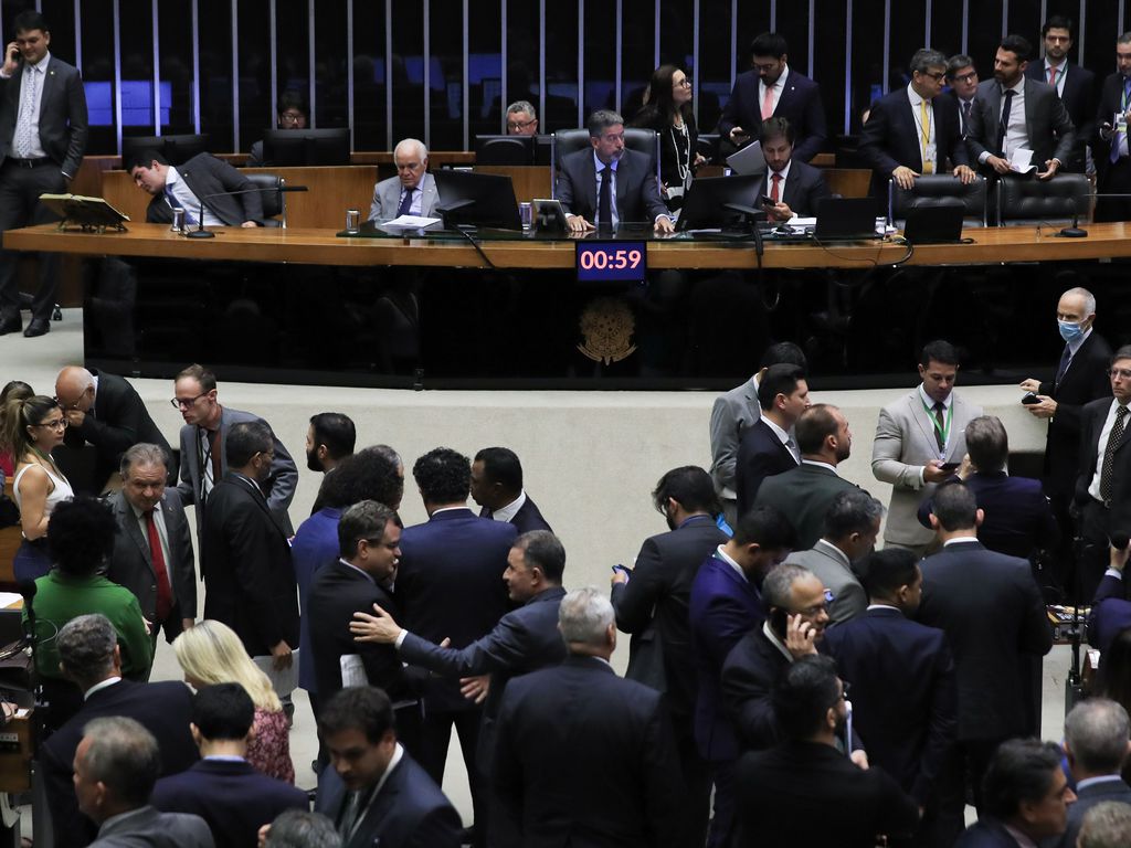 Câmara limita juros do rotativo do cartão e regulamenta Desenrola; entenda marilia.almeida