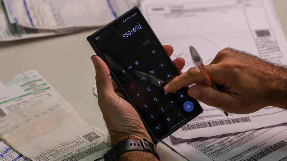 Endividamento das famílias bate recorde histórico e atinge 80,4% em março, aponta CNC João Santos