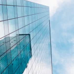 Prédios com fachadas espelhadas. Foto: Pixabay