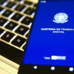 Celular com aplicativo da Carteira de Trabalho Digital aberto. Foto: Marcelo Camargo/Agência Brasil