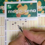 Mão preenchendo cartela de Mega-Sena. Foto: Rafa Neddermeyer/Agência Brasil