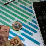 Mercado; Moedas e calculadora no celular. Foto: Marcello Casal Jr./Agência Brasil