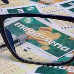 Cartelas da Mega-Sena com um óculos em cima. Foto: Rafa Neddermeyer/Agência Brasil