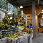 Comércio em bancas de frutas e legumes no Mercado Municipal Leopoldo Neves, inaugurado em 1937, em Parintins. Foto: Fernando Frazão/Agência Brasil