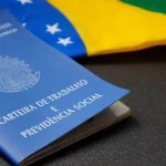 Carteira de trabalho com bandeira de trabalho junto. Foto: Adobe Stock