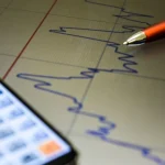 Celular com calculadora e gráfico ao lado. Foto: Marcello Casal Jr./Agência Brasil