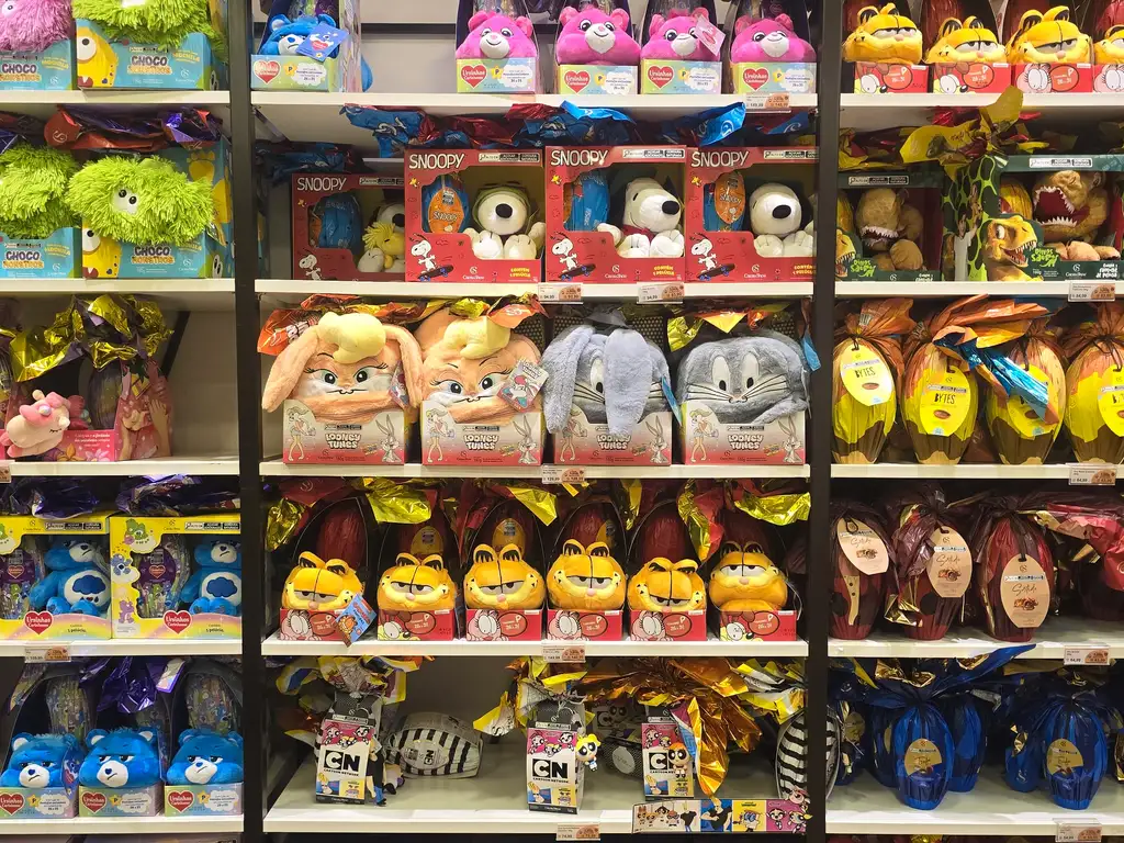 Na semana da Páscoa as lojas oferecem diversas oções de ovos com brinquedos para atrair os clientes. Foto: Rafa Neddermeyer/Agência Brasil