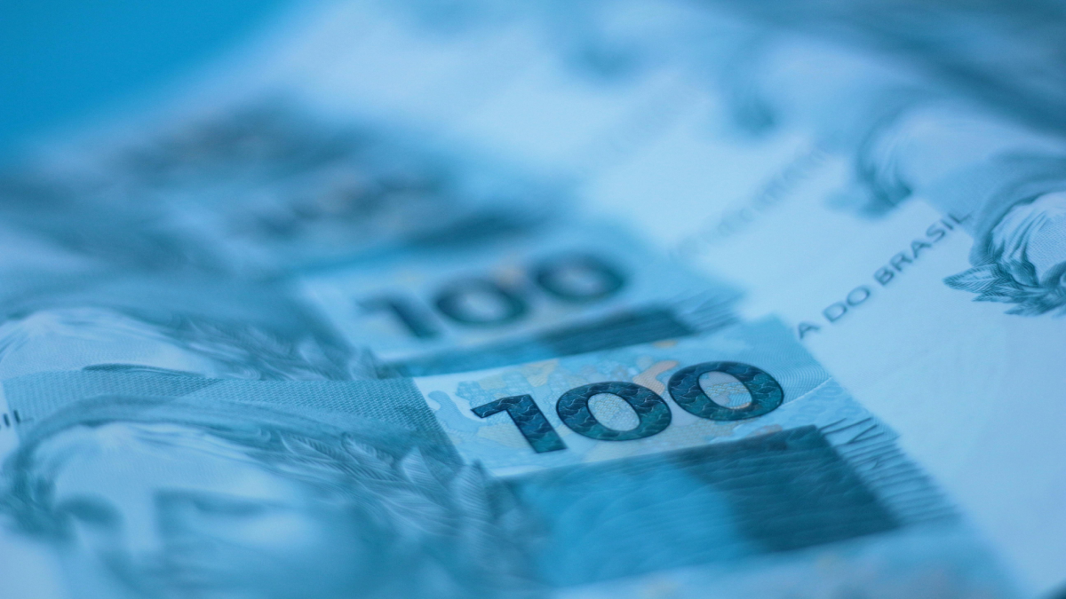 Notas de 100 reais enfileiradas. Foto: Pexels