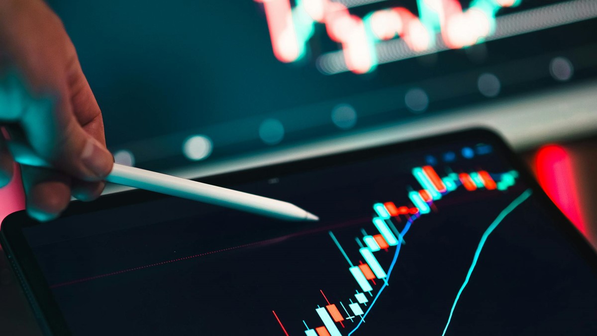 Ibovespa B3 avança 1,17% e bate novo recorde, aos 142.640 pontos Daniela Frabasile