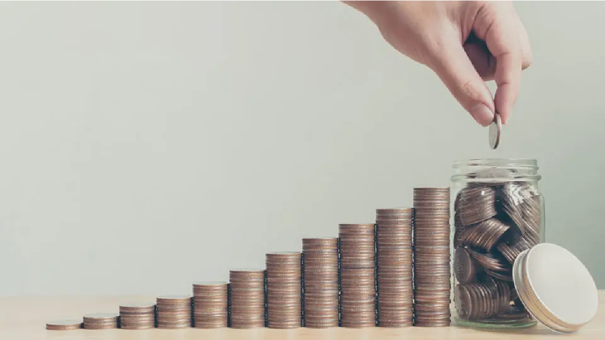 Fileira de moedas em tamanho crescente até um pote cheio de moedas. Foto: Adobe Stock