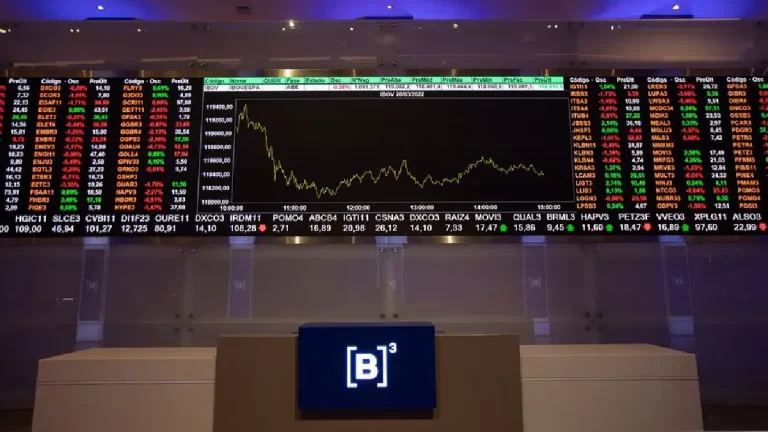 Ibovespa B3 fecha em queda com temor sobre IOF e alta dos juros; dólar sobe a R$ 5,69 Painel da B3 mostra cotações das ações e gráfico da tendência do dia. Foto: Divulgação/B3