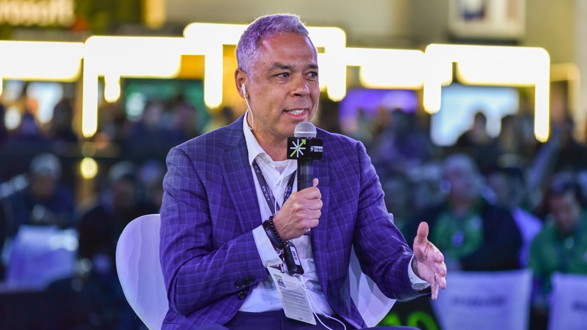 Como transformar a floresta em receita? Banco da Amazônia defende soluções financeiras concretas para o desenvolvimento sustentável Daniela Frabasile