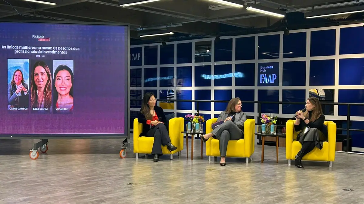 Sara (à direita) falou sobre o tema ao lado de Vivian Lee, (à esquerda) gestora de crédito, e Carol Campos (centro), planejadora financeira, durante o Fin4She Summit. Foto: Daniela Frabasile/B3 Bora Investir