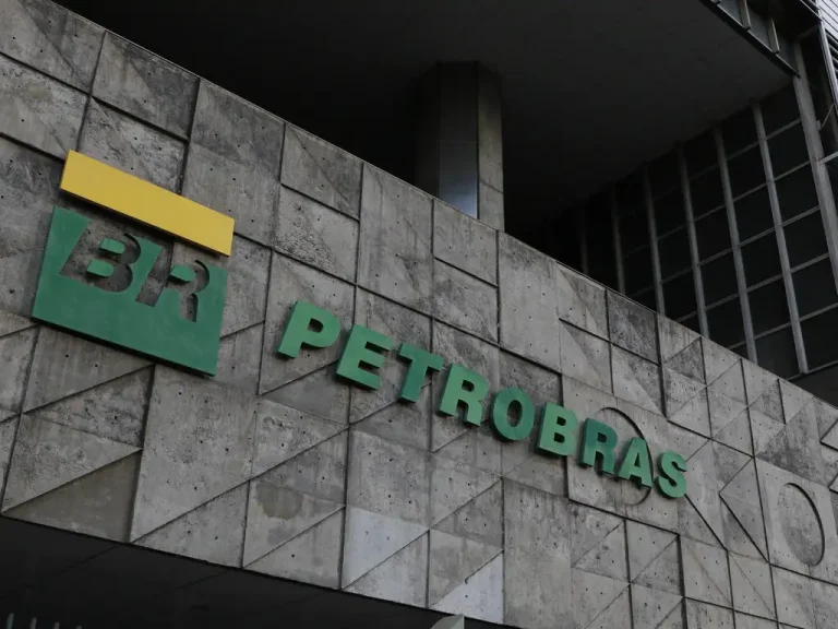 As ações da Petrobras registraram forte queda no pregão de hoje, acompanhando os preços do petróleo. Foto: Fernando Frazão/Agência Brasil