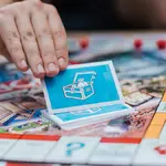 Amigos jogando Monopoly. Foto: Pexels