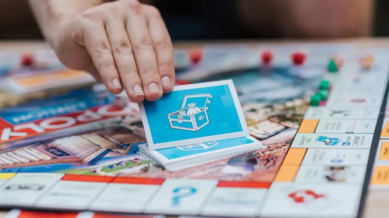 Amigos jogando Monopoly. Foto: Pexels