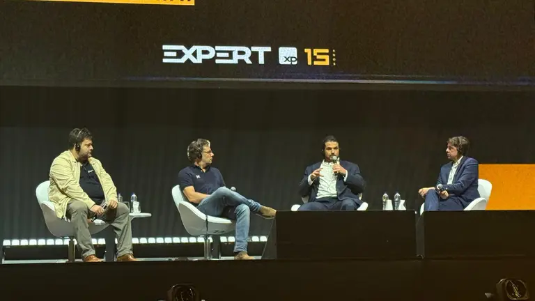 Luis Masagão, vice-presidente de Produtos e Clientes da B3, na Expert XP 2025, em painel ao lado de André Demarco, da BSM, e de João Accioly, da CVM. Foto: Divulgação B3