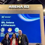 Jackeline, Ariane e Stormer no estande da B3, durante a Expert XP
