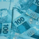 Notas de 100 reais enfileiradas. Foto: Pexels
