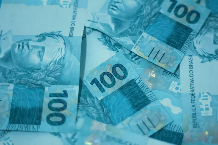 Notas de 100 reais enfileiradas. Foto: Pexels