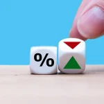 Dados com setas exemplificam o aumento e baixa de juros; renda fixa. Foto: Adobe Stock