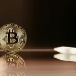 Saiba como investir em ETFs de criptoativos ou em contratos futuros de Bitcoin, Solana e Ether. Foto: Pexels