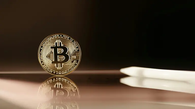 Saiba como investir em ETFs de criptoativos ou em contratos futuros de Bitcoin, Solana e Ether. Foto: Pexels