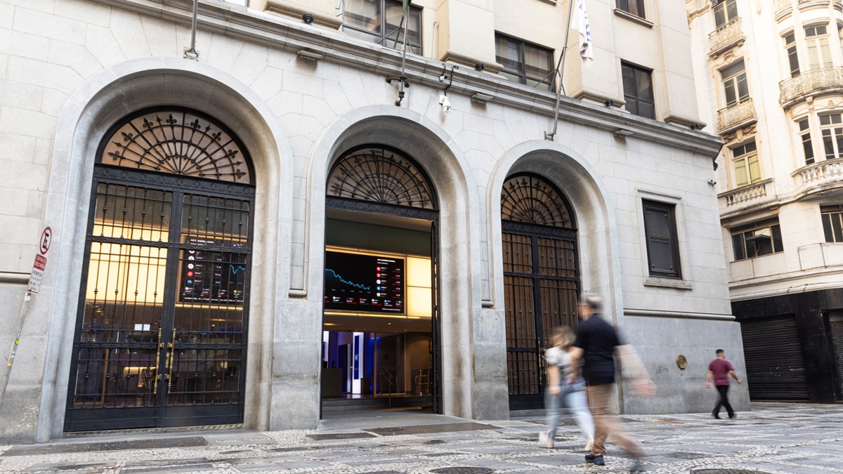 Mercados hoje: sem novidades sobre tarifaço, investidores repercutem balanços Daniela Frabasile
