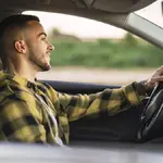 Homem dirigindo carro. Foto: Freepik/Wirestock
