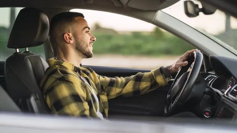Homem dirigindo carro. Foto: Freepik/Wirestock
