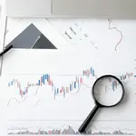 O ETF atrelado ao S&P 500 seria o investimento mais rápido para atingir a meta. Já o investimento no CDB 100% do CDI demoraria um período mais longo para atingir o objetivo. Foto: Pexels