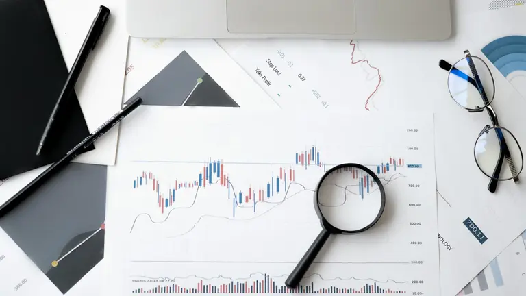O ETF atrelado ao S&P 500 seria o investimento mais rápido para atingir a meta. Já o investimento no CDB 100% do CDI demoraria um período mais longo para atingir o objetivo. Foto: Pexels