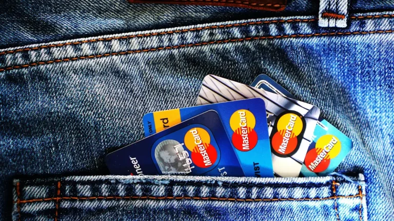 Cartões de crédito no bolso. Foto: Pexels