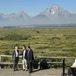 O presidente do Federal Reserve, Jerome Powell (esquerda), no simpósio de Jackson Hole em 2024, com o governador do Banco do Canadá, Tiff Macklem, e o governador do Banco da Inglaterra, Andrew Bailey. Foto: Federal Reserve Bank of Kansas City