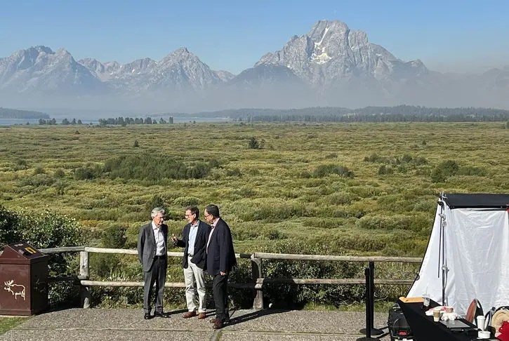 O presidente do Federal Reserve, Jerome Powell (esquerda), no simpósio de Jackson Hole em 2024, com o governador do Banco do Canadá, Tiff Macklem, e o governador do Banco da Inglaterra, Andrew Bailey. Foto: Federal Reserve Bank of Kansas City