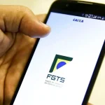 Celular com aplicativo do FGTS aberto. Foto: Marcelo Camargo/Agência Brasil