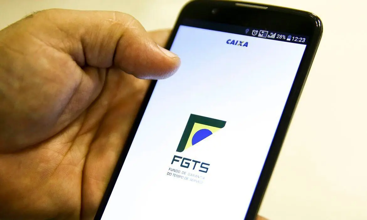 Celular com aplicativo do FGTS aberto. Foto: Marcelo Camargo/Agência Brasil