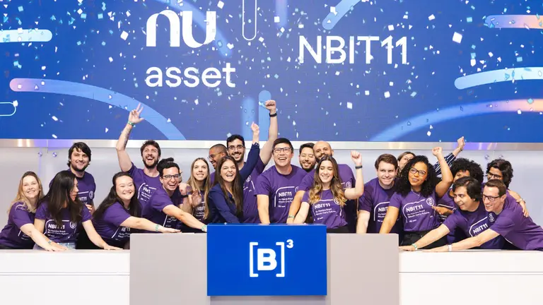 “Oportunidade de fazer algo diferenciado”, diz Andrés Kikuchi, CIO da Nu Asset, em lançamento do 1º ETF atrelado ao Futuro de Bitcoin Toque de Campainha da Nu Asset. Foto: Cauê Diniz/Divulgação B3